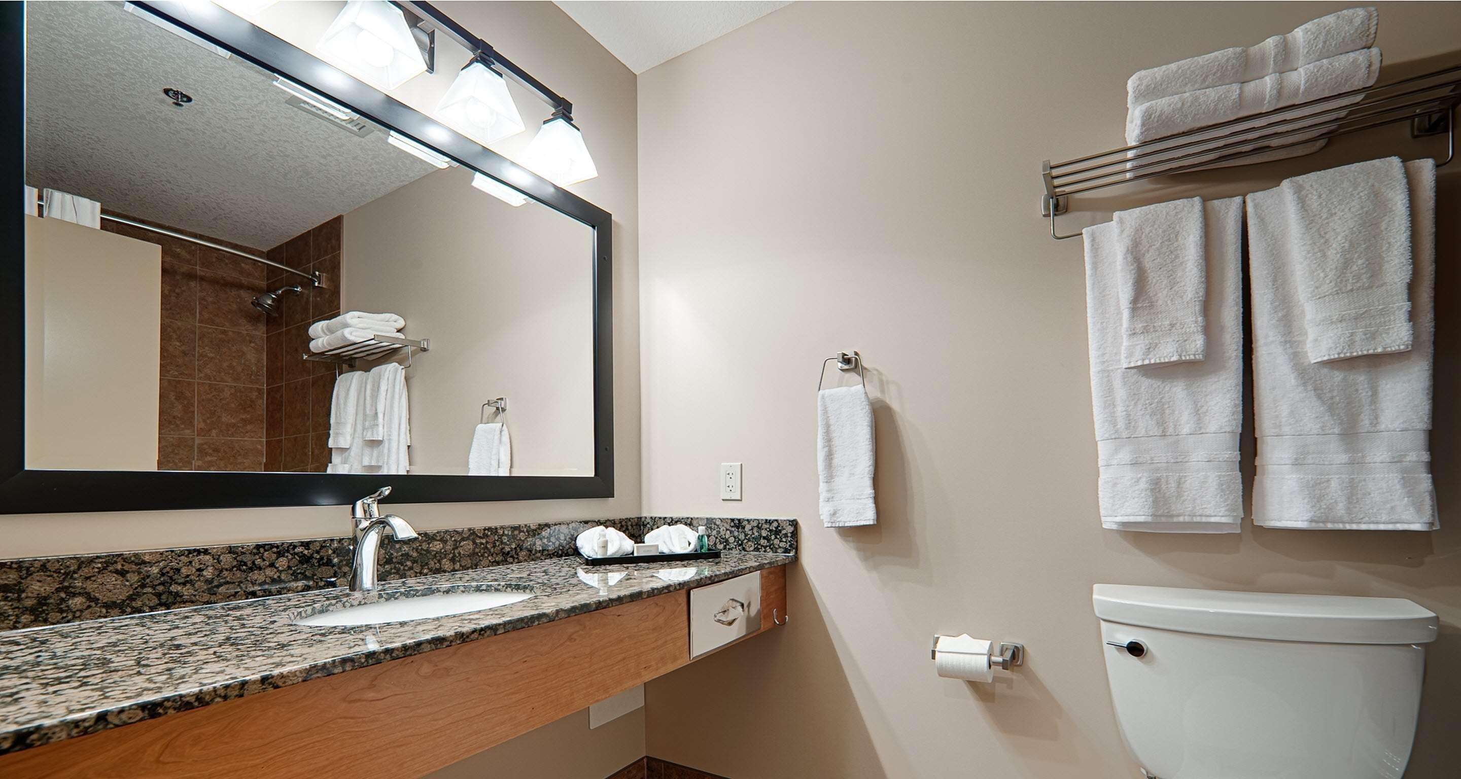 Best Western Plus Chateau Inn Sylvan Lake Bagian luar foto